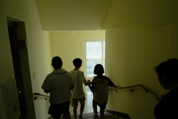 소방대피훈련으로 계단을 내려가고 있는 이용자들 모습